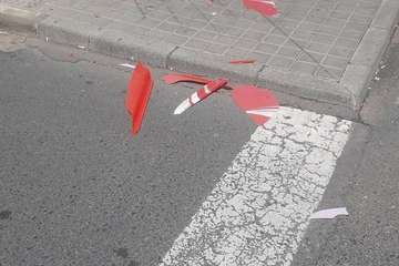 La caída de un viejo cartel publicitario, a punto de causar lesiones a un padre y a su hija en Telde/TA.